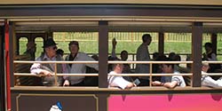 トロッコ列車「シェルパくん」乗車中のメンバーの写真