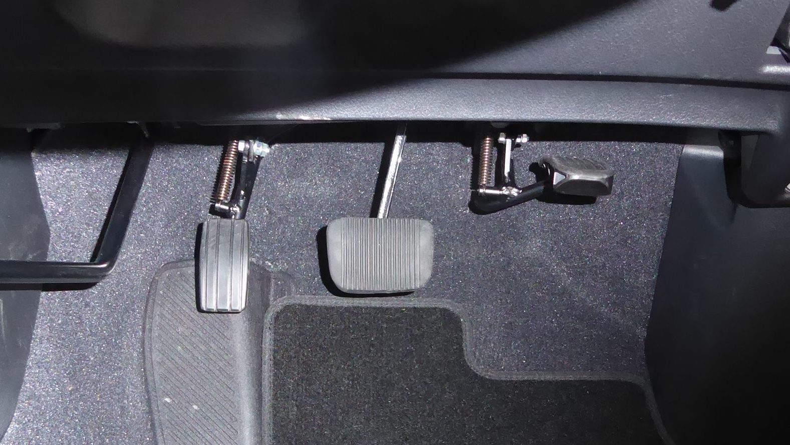 左アクセル車のアクセルペダルの位置を示す写真