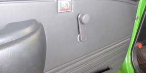 助手席の手動式窓を操作する回転ハンドルの写真