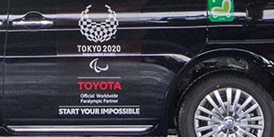 後ろ右側ドアに張られた東京パラリンピックのシンボルマークの写真