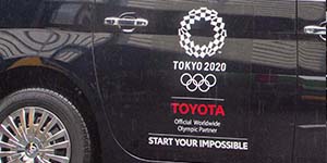 後ろ左ドアに張られた東京オリンピックのシンボルマークの写真