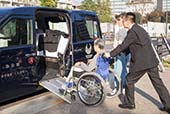 ジャパンタクシーの車椅子乗車風景の写真