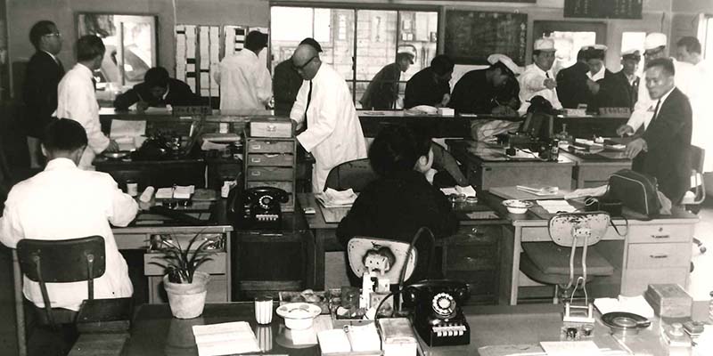 アーカイブ:昔の事務所風景の白黒写真