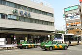 中野駅南口ロータリーにタクシーが並ぶの写真