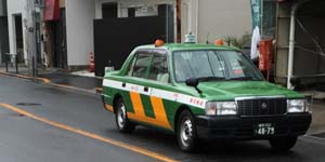 緑色の東京無線カラーのタクシーが流し営業をしている写真