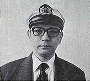 タクシー乗務員としてデビューした当時の制帽をかぶった白井仁志の白黒写真