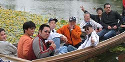 園内を船で散策するメンバーの写真
